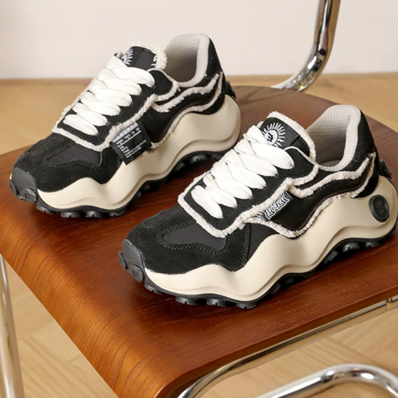 У Цзяньхао та же папочка обувь женская весна и лето 2025 новая модная волнообразная хлебная обувь с толстой подошвой для увеличения повседневной обуви