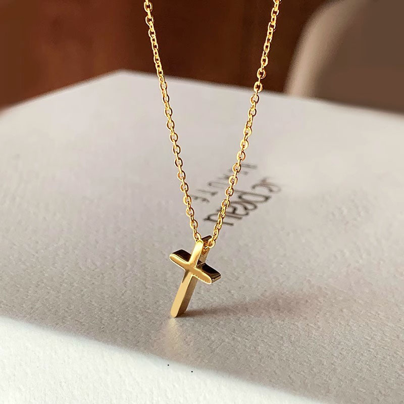 Cross Necklace 2023 New Hot Style 18K Gold Pendant Clavicle Chain Women's High-End Neck Chain Titanium Steel Does Not Fade