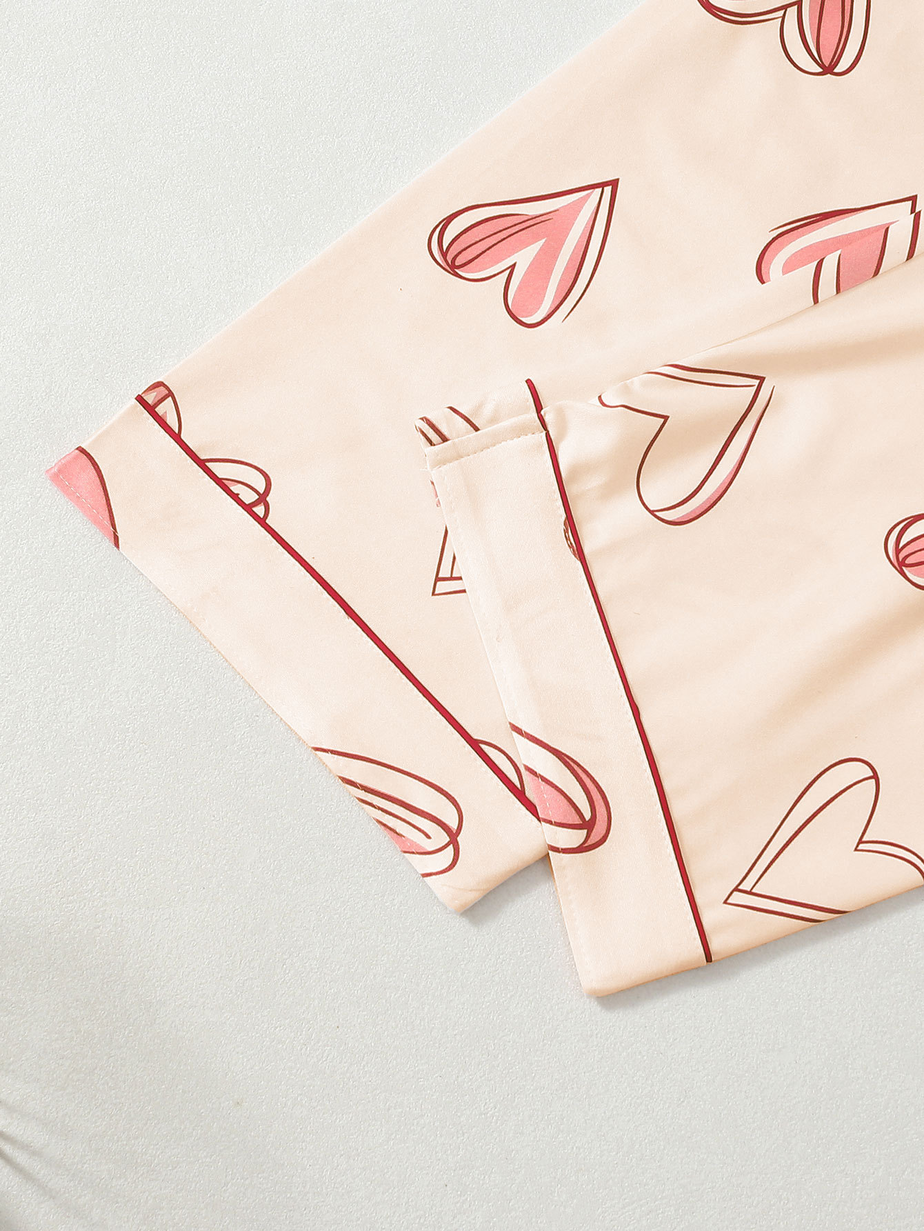 Conjunto de pijama mujer con estampado de corazones y solapas_voghion.com