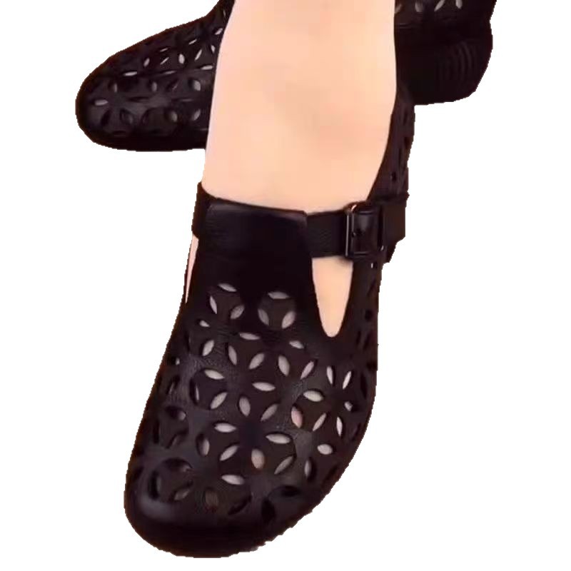 Sandalias de cuero ultra suave para mujeres 2026 verano nuevo hueco agujero respirable zapatos de tacones gruesos de mediana edad zapatos de madre ultra suaves