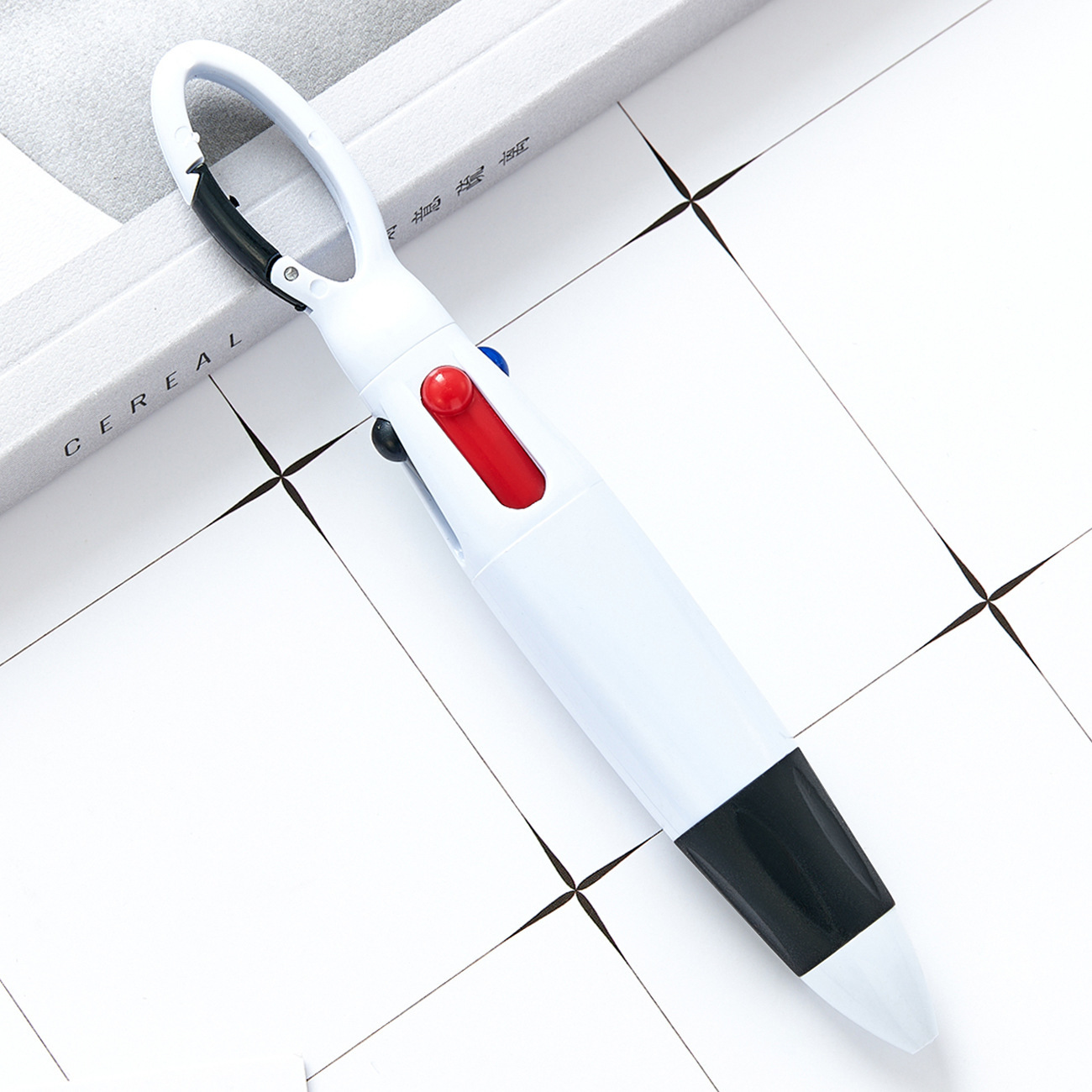 Botón de montaña de cuatro colores pulsar bolígrafo de plástico portátil bolígrafo de bolsillo se puede imprimir logotipo publicitario bolígrafo de regalo