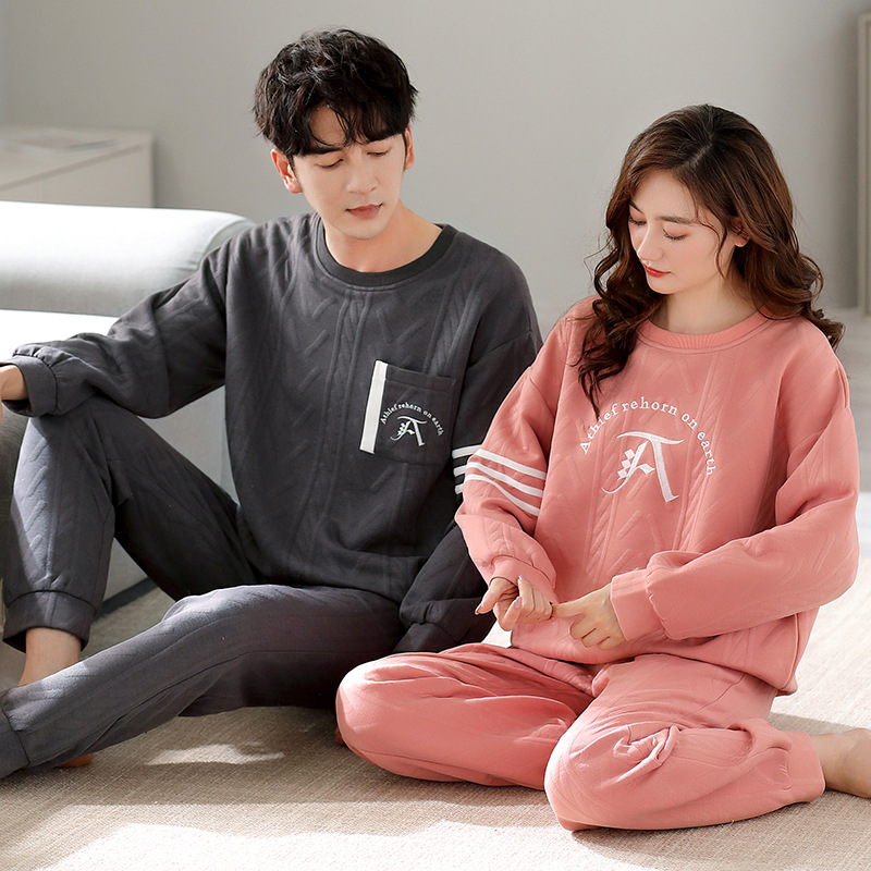 Otoño y invierno aire de algodón intercalado pareja pijama grueso hombre calentamiento conjunto se puede usar ropa de cuello redondo para el hogar