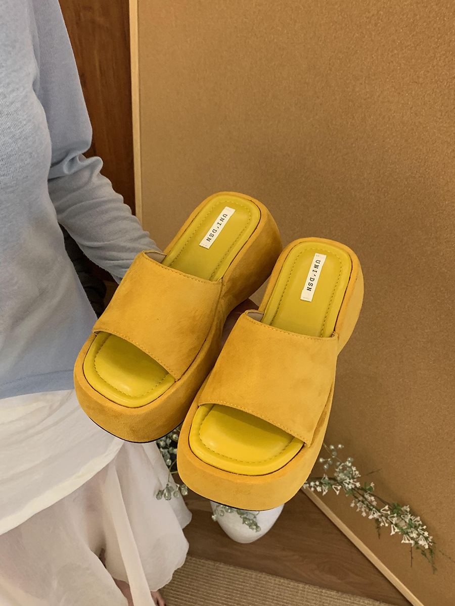 Zapatillas rojas retro de suela gruesa, zapatos de hadas, desgaste exterior 2025 nuevo verano, sandalias y sandalias de todo fósforo