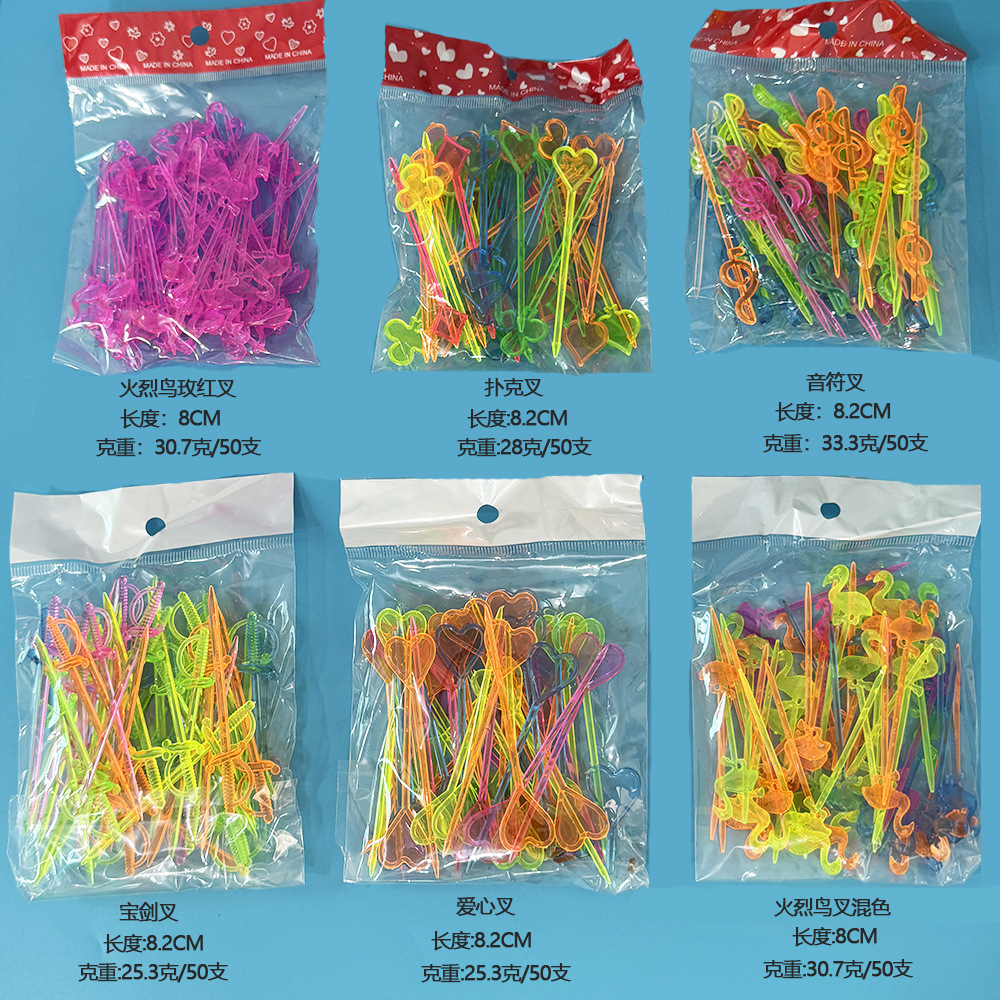 En stock venta al por mayor nueva espada de póquer en forma de corazón palo de fruta tenedor de plástico pastelería tenedor reutilizable aguja de fruta