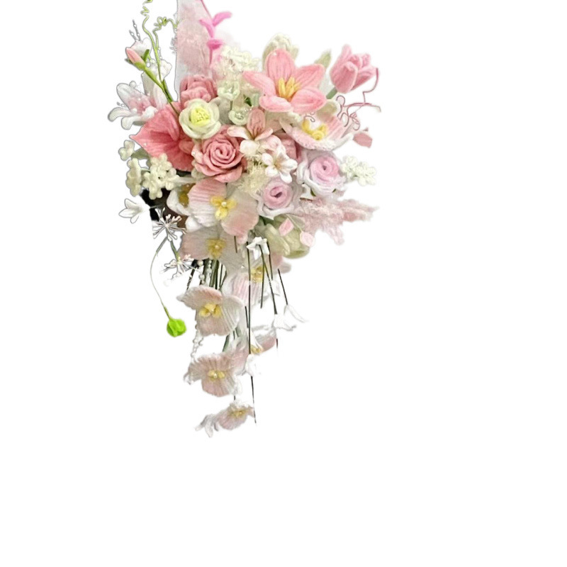 手作りの創意領収書の花束diy材料は自作のツイストの花束を包んで、手に花を持って彼女の親友に送ります。|undefined