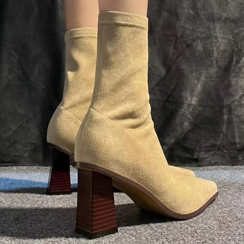 Sapato de cano alto cor damasco para mulheres, salto grosso, bico fino, versátil, novo modelo outono/inverno 2024, estilo coreano, camurça elástica e modelagem slim._voghion.com