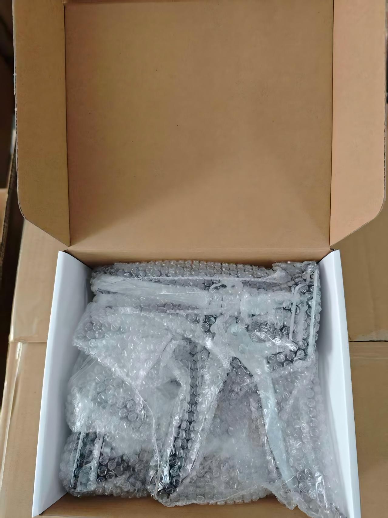 Dos cajas de acero.