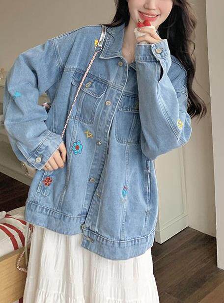 Áo khoác denim nữ thêu họa tiết, dáng suông, tay dài, cổ polo — màu xanh (chất lượng cao) chi tiết 3