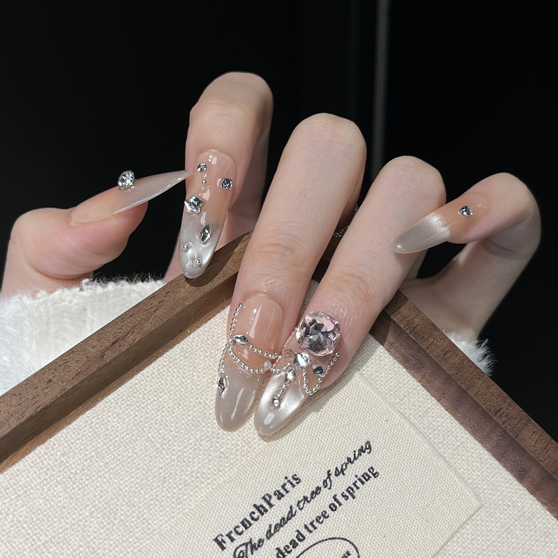 Manual puro de alto nivel desgaste manicuras flash manicuras medias largas ojos de gato bola de diamantes temperamento blanco 2026 explosión de diamantes llenos