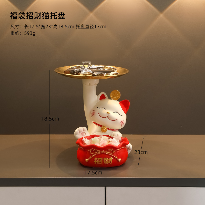 玄関のプレゼント柿の家の猫は家に入ることを手配します。|undefined