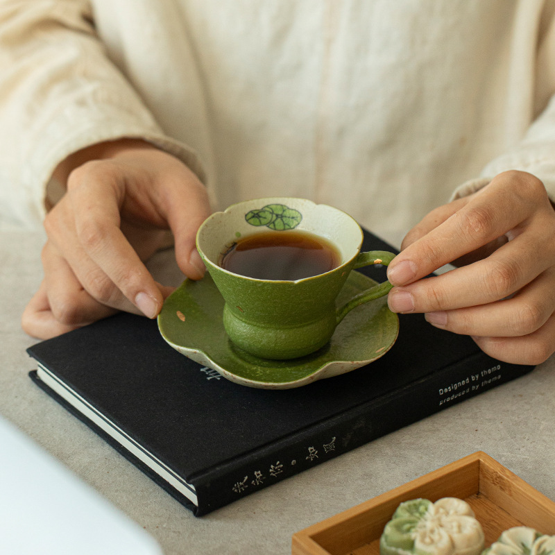 Kaffeetasse, karamellfarbene Unterglasur, Kaffeetasse mit Untertasse, handbemalt, mit Fischmotiv, Spielkeramik, goldfarben bestreut, Teetasse_voghion.com