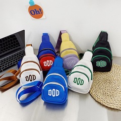 兒童胸包2024新款韓國卡通字母男童胸包帥氣撞色輕便斜挎包零錢包