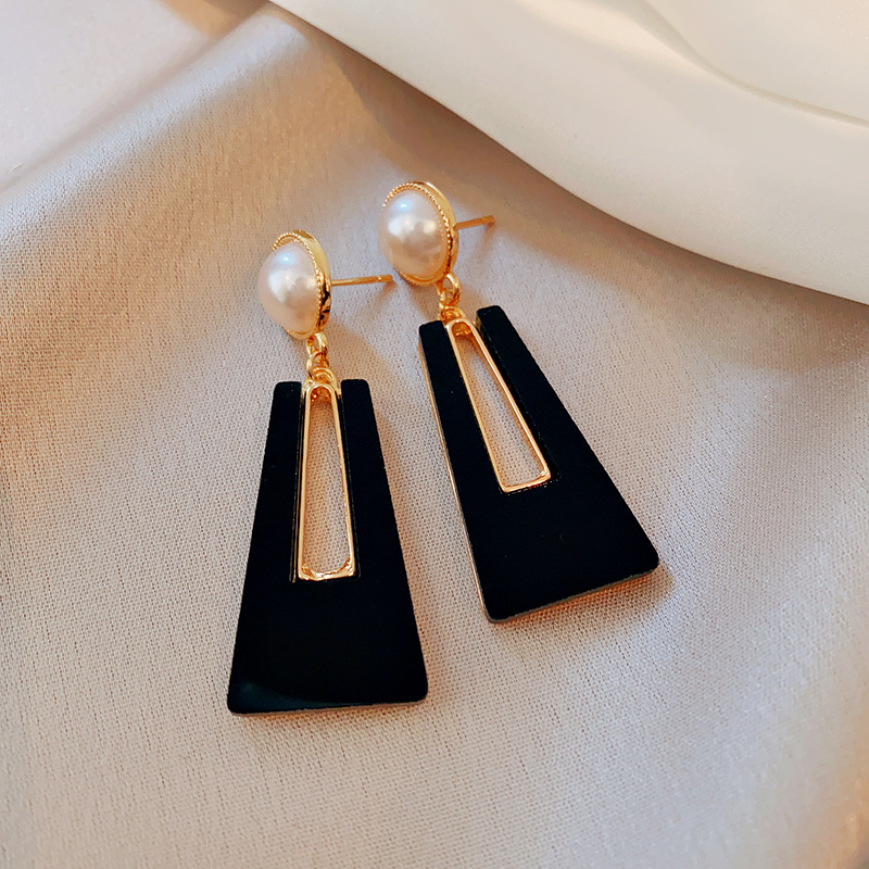 Pendientes geométricos con pliegues irregulares con cuentas de vidrio con aguja de plata Pendientes de alta calidad de temperamento negro Pendientes ligeros de lujo