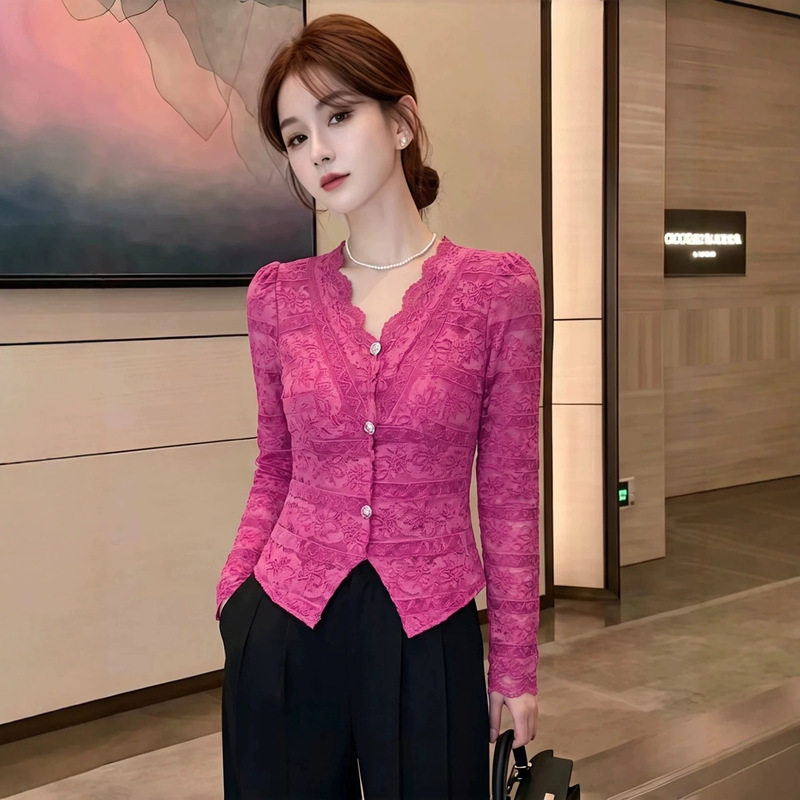 Elegant V-neck lace top for women, long-sleeved T-shirt, 2026 spring new design, slim-fit, flattering and beautiful base shirt