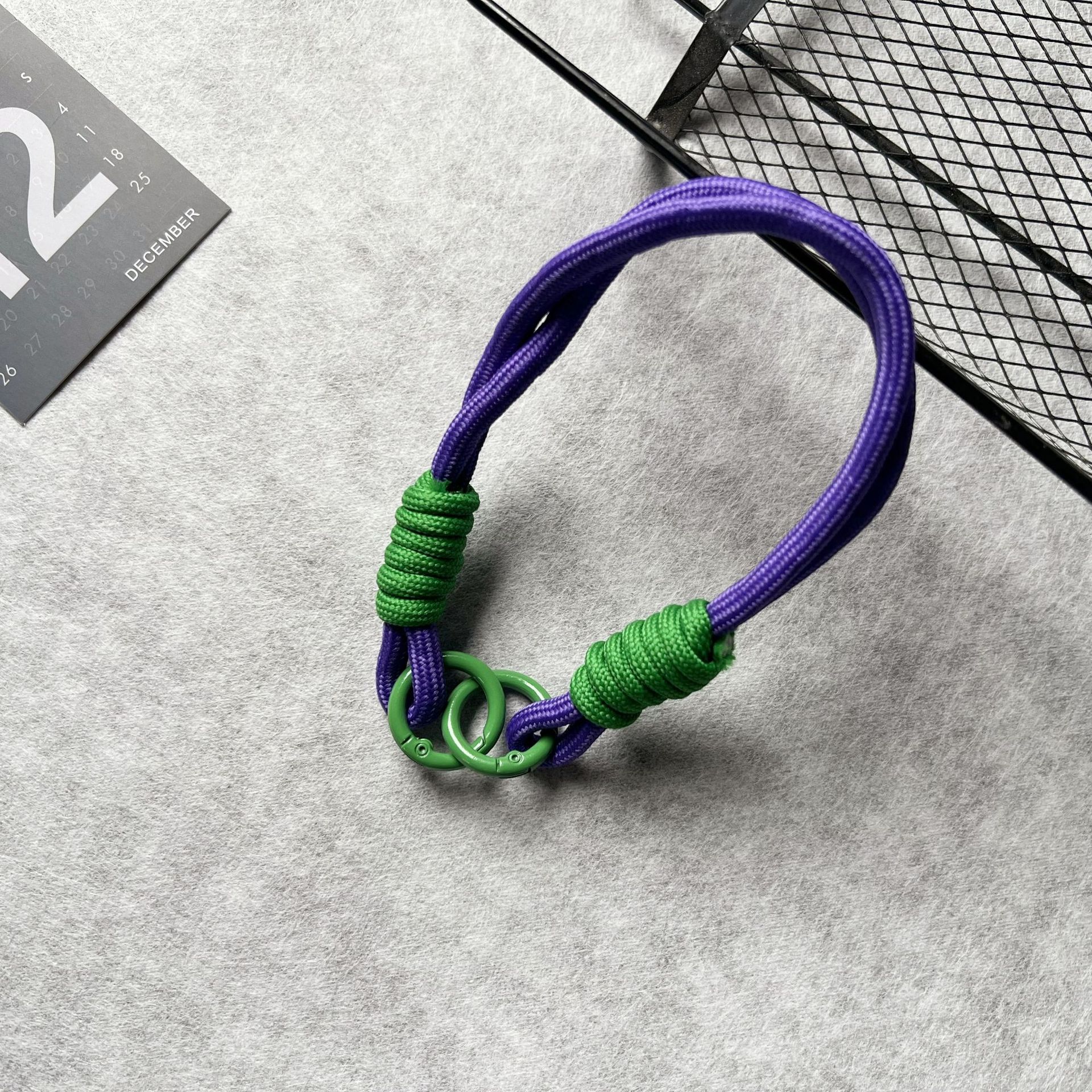 진한 보라색 녹색 이중 링