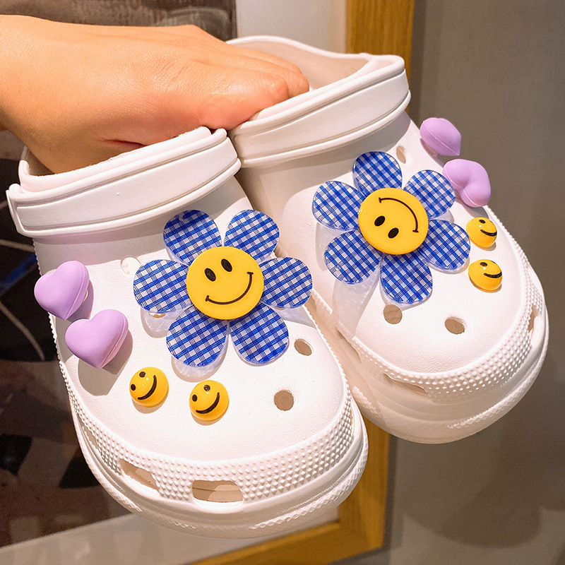 【売れ筋商品入荷】バズ・ライトイヤー ストロベリーベア 多用途 DIY アクセサリー 装飾 取り外し可能なホールシューズ バックル 靴の花|undefined
