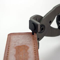 革の穴あけ菱のはさみは無言で、手作業の皮革の彫刻の道具を切ります。
