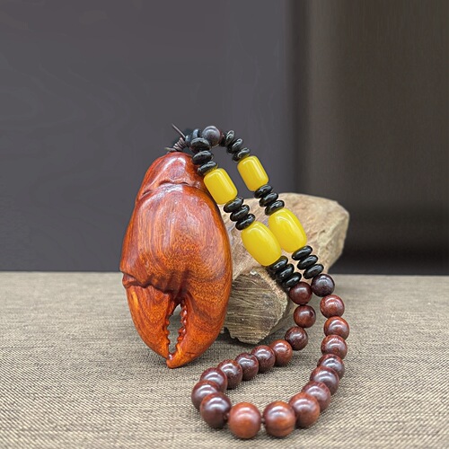 Rosewood has money in hand, ebony carved crab tongs, handle pieces, handicrafts, literary toys, toy pieces