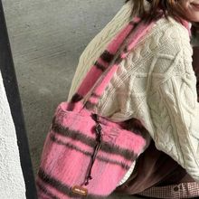 批发「酒心莓巧 」小众粉红羊毛格纹托特水桶包大容量单肩包