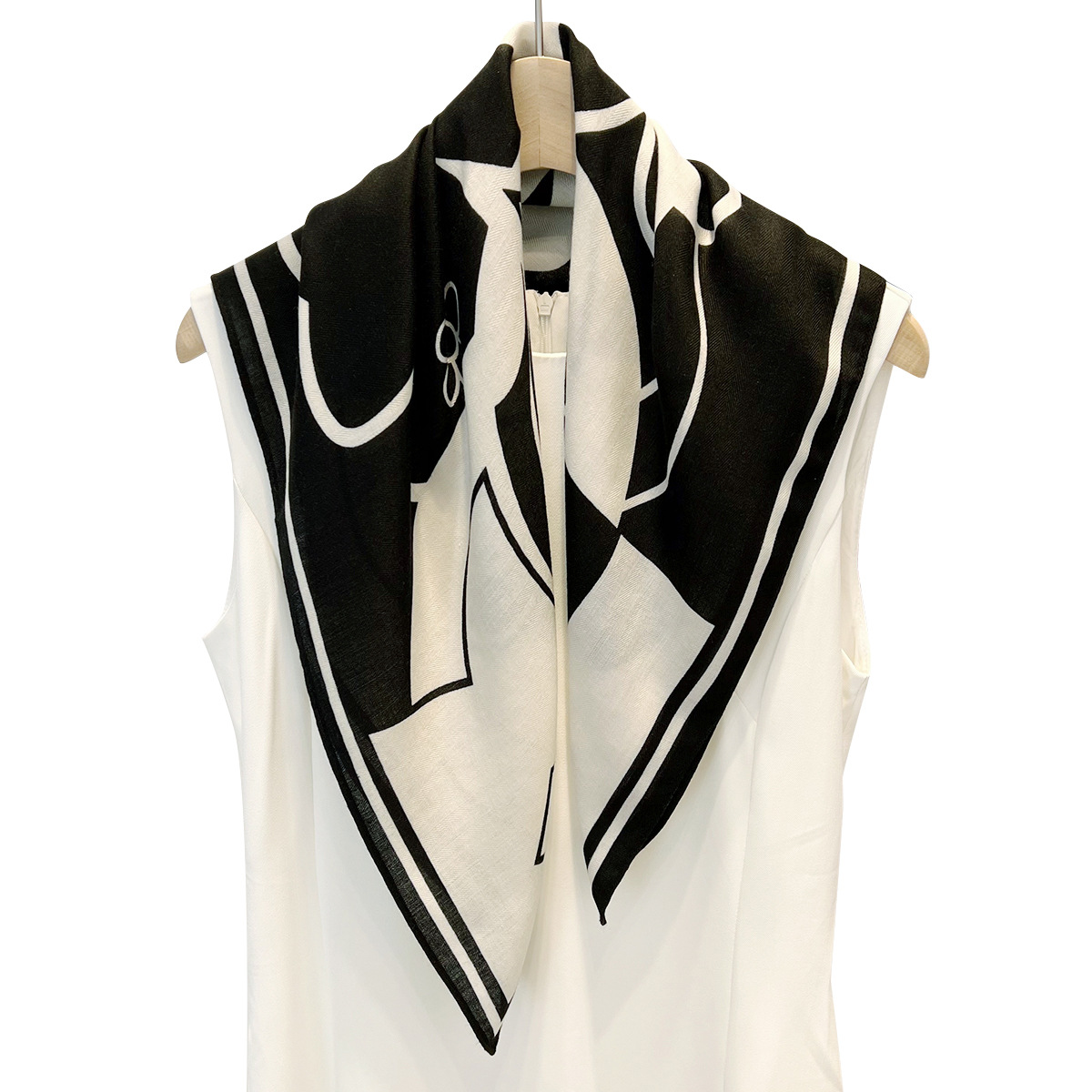 2025 nueva bufanda de seda de camelia en blanco y negro con bloques de color de estilo japonés y coreano, bufanda cuadrada versátil para combinar todos los días con trajes y camisas