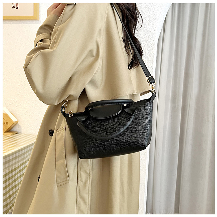 The new 2024 autumn/winter collection of handbags featuring a niche soft skin dumpling bag, color-blocking and patchwork single-shoulder bag, crossbody bag and commuter women's bag undefined