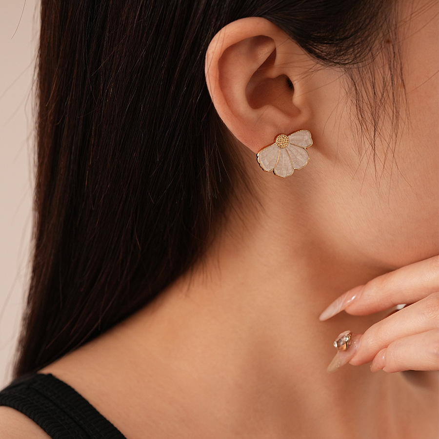 30g Weight 0.03µm Gold Plating Thickness Electroplating Gold Plating Process Alloy Ear Needle Material Copper Plated Plating Material Ear Studs Classification 1 Pair Quantity Holiday, Daily Occasion Alloy Material Flower Pattern Women's Gender Elegant, Retro Style Enamel Craft 1 Pair Elegant Retro Flower Enamel Alloy Drop Earrings Ear Studs 10