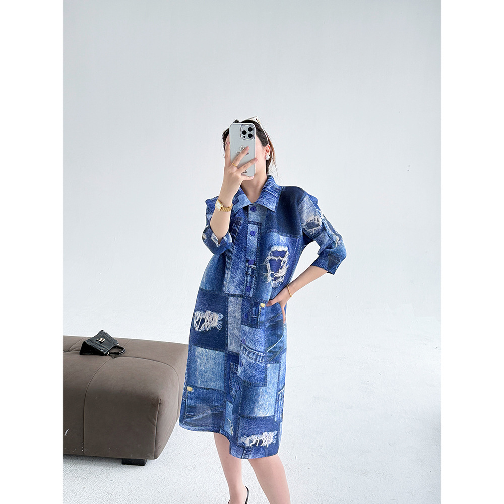 Váy liền thân denim in họa tiết, dáng suông cổ trụ, dài trung bình — Màu xanh lam
