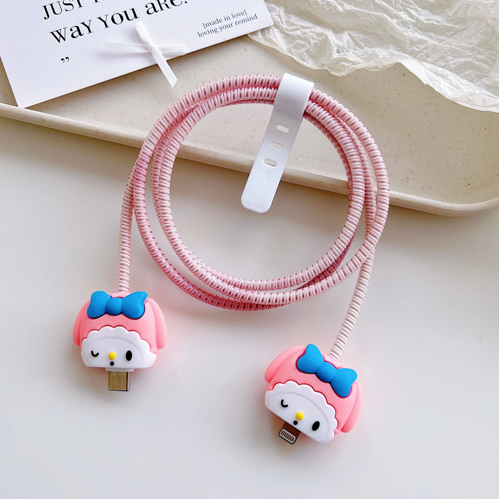 Amazon cartoon cable de datos cubierta adecuada para Apple Android cable de datos de carga rápida cuatro piezas en stock al por mayor