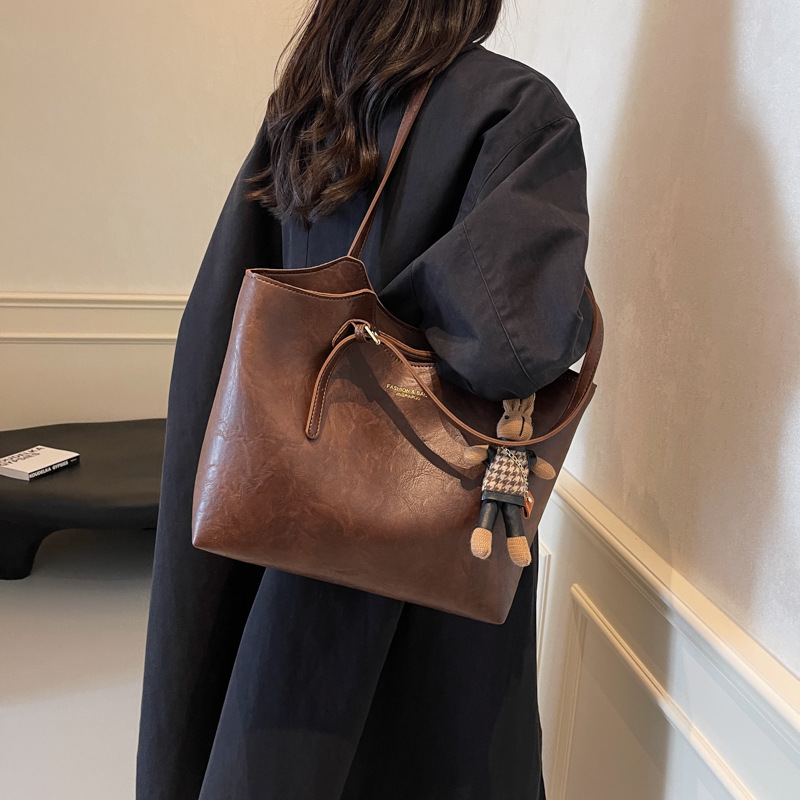 Bolsa de mano transfronteriza simple para mujeres 2025, otoño y invierno nuevo bolso de mano retro de gran capacidad para viajar bolso de hombro axilar image 4