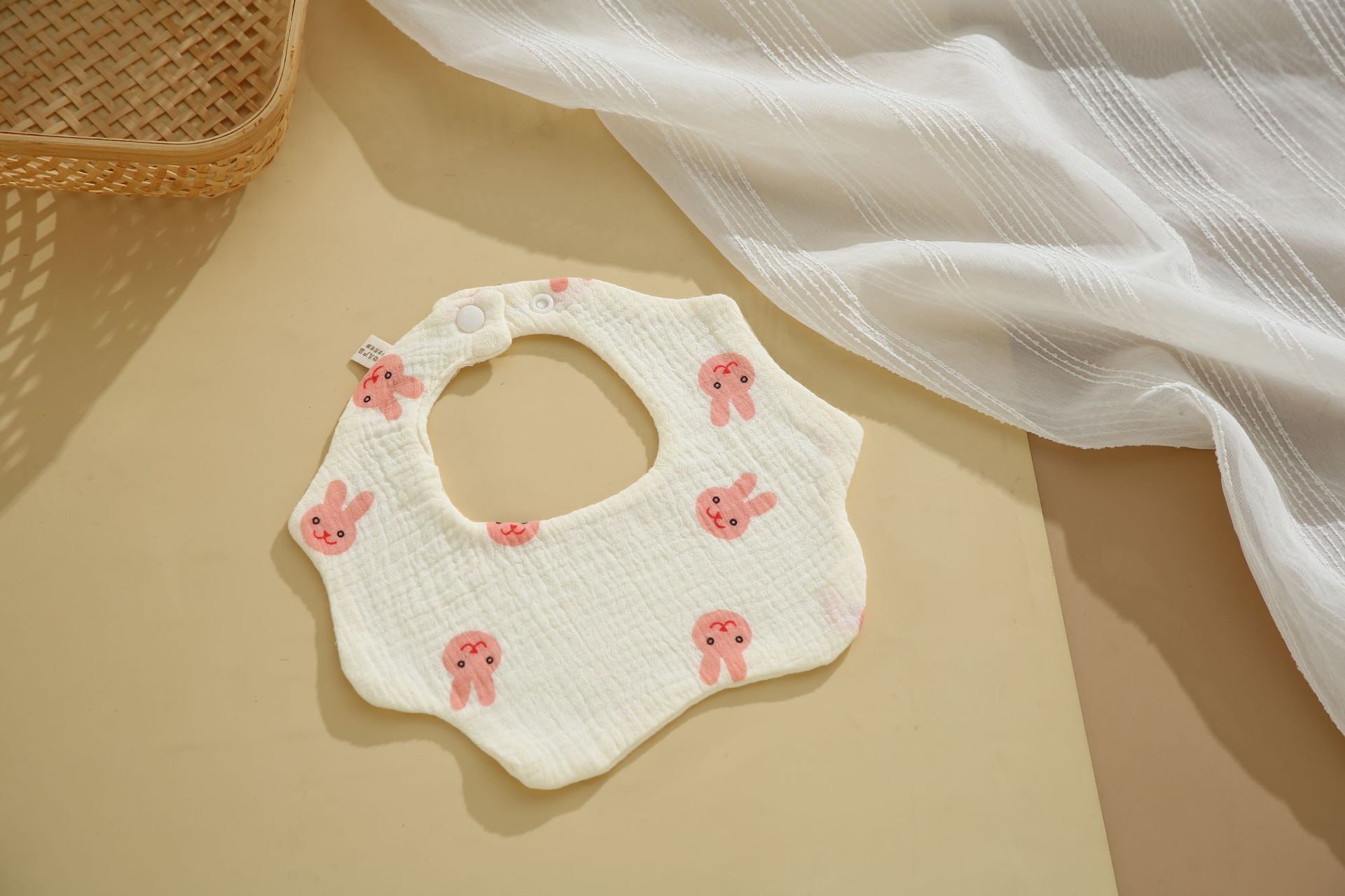 Tête de lapin rose (bavoir pétale)