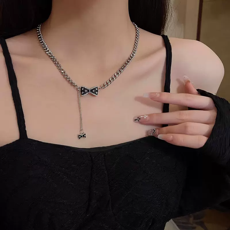 甜酷黑色复古蝴蝶结项链女秋小众高级设计感锁骨链简约吊坠颈链潮