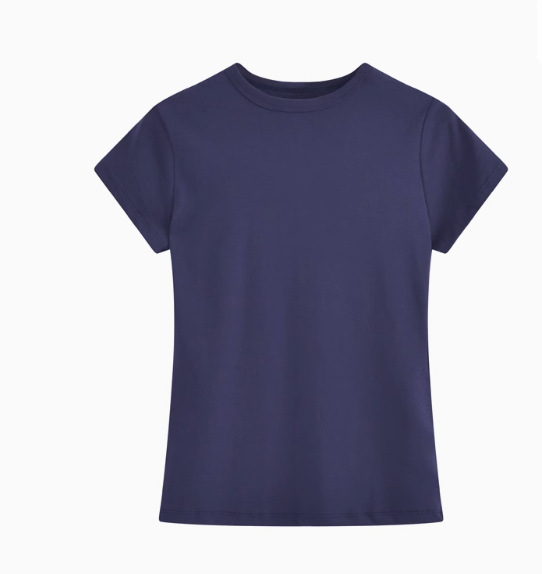 基本的な白い半袖tシャツの女性の夏の修身はやせています。|undefined