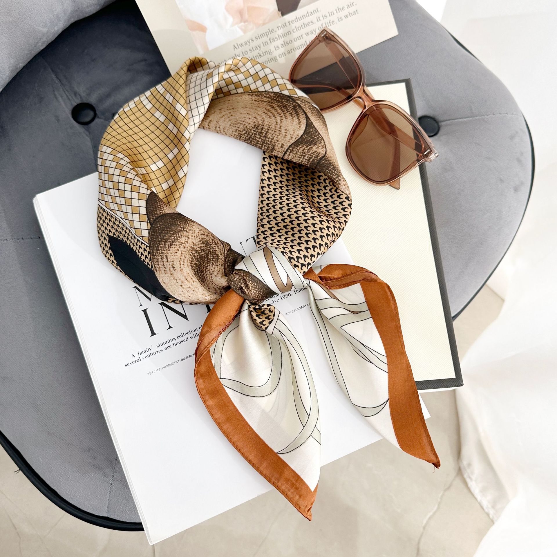 Impresión creativa de lujo ligero de alta gama japonesa y coreana 70 bufanda cuadrada pequeña estilo de diseño de primavera y verano bufanda de seda fina de temperamento de nicho