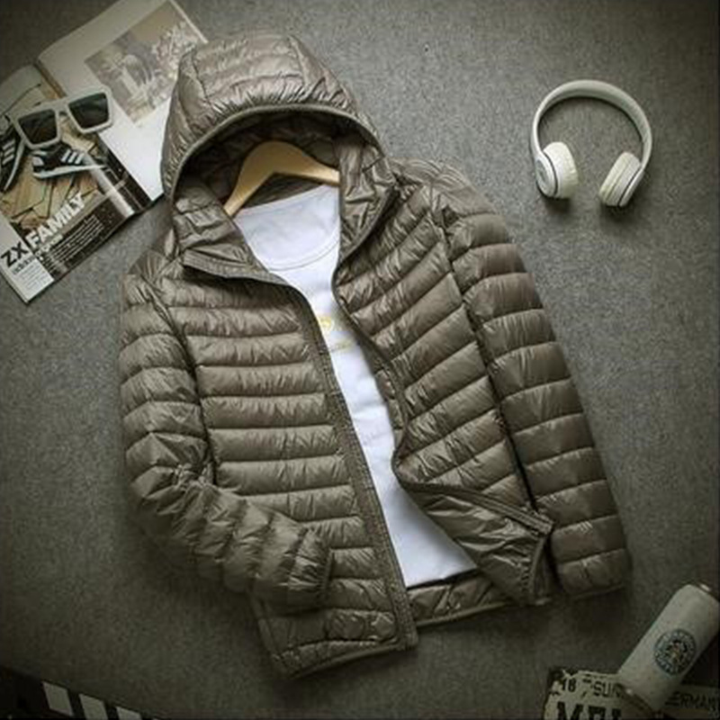 Chaqueta de algodón de plumas ligera y delgada para hombre otoño e invierno 2023 Chaqueta de algodón de gran tamaño con capucha ligera y anti-temporada marca