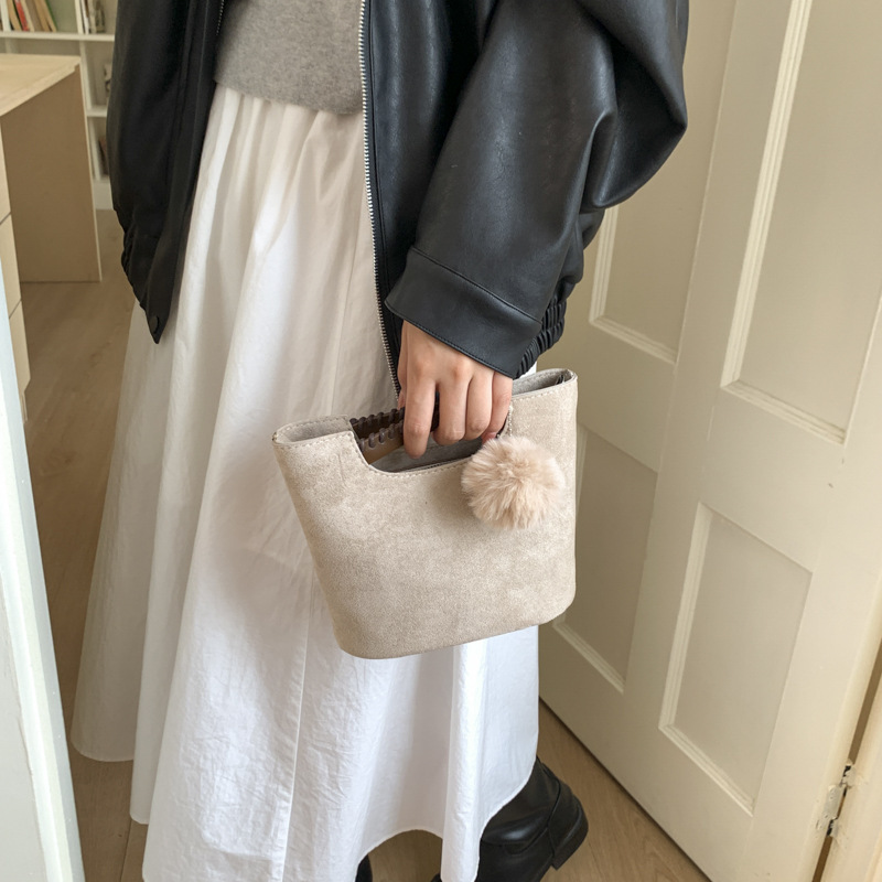 秋冬高级感轻奢小众百搭水桶包包女2025新款复古手提斜挎包手机包|undefined