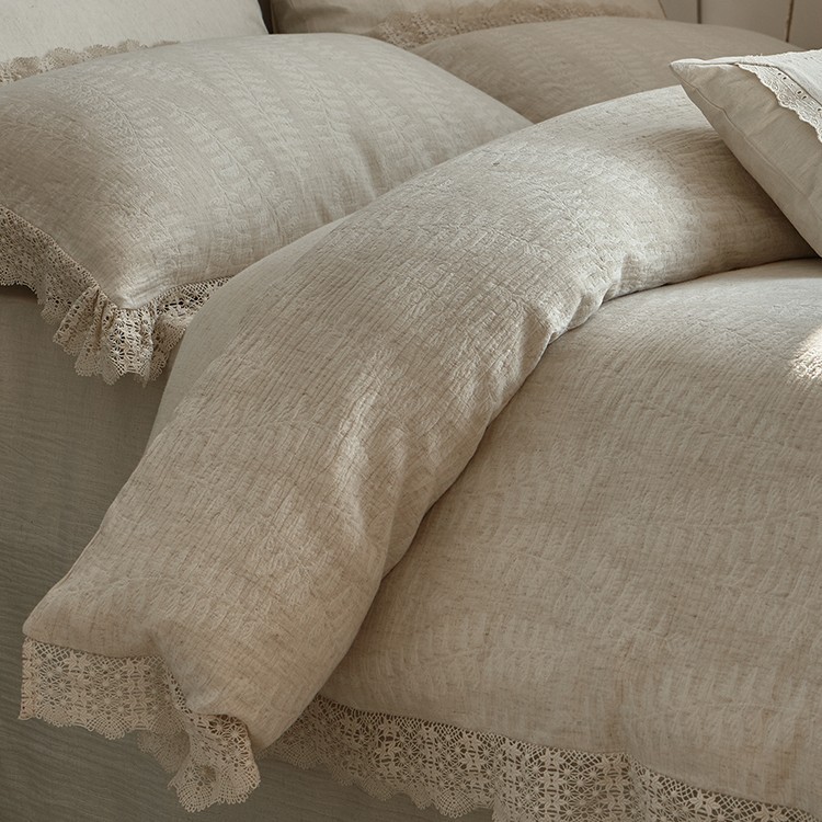 Set di quattro pezzi in cotone e lino stile vintage francese boho con pizzo jacquard a tre strati delicato sulla pelle, composto da copriletto e piumone._voghion.com