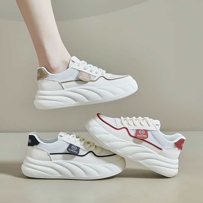 Zapatos de skate de moda cómodos para mujeres 2024 verano nuevo aumento de altura transpirable versátil zapatos blancos red zapatos casuales para estudiantes