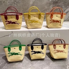 龍は新型の草編みバッグの中のミニバッグをはめ込んでいます。