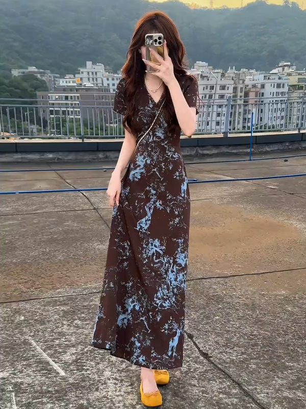 2025法式感巨好看小众不撞款短袖v领收腰显瘦连衣裙子女夏季长裙|undefined