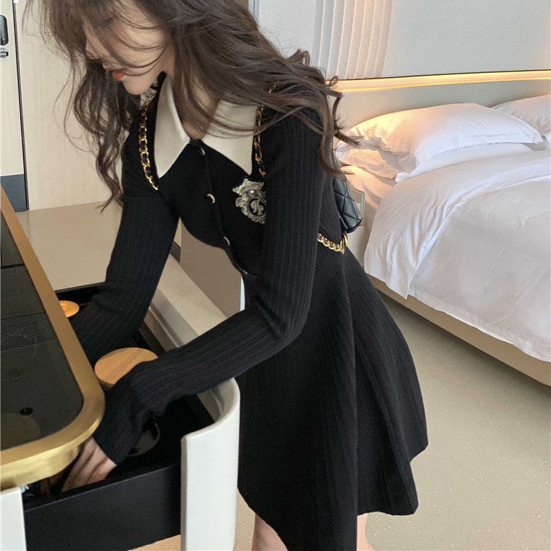 新しい黒色の長袖のニットのワンピースの女性の秋の小さい子供の学院の風は身を修めてやせている気質の小さいスカートの婦人服を現します。|undefined
