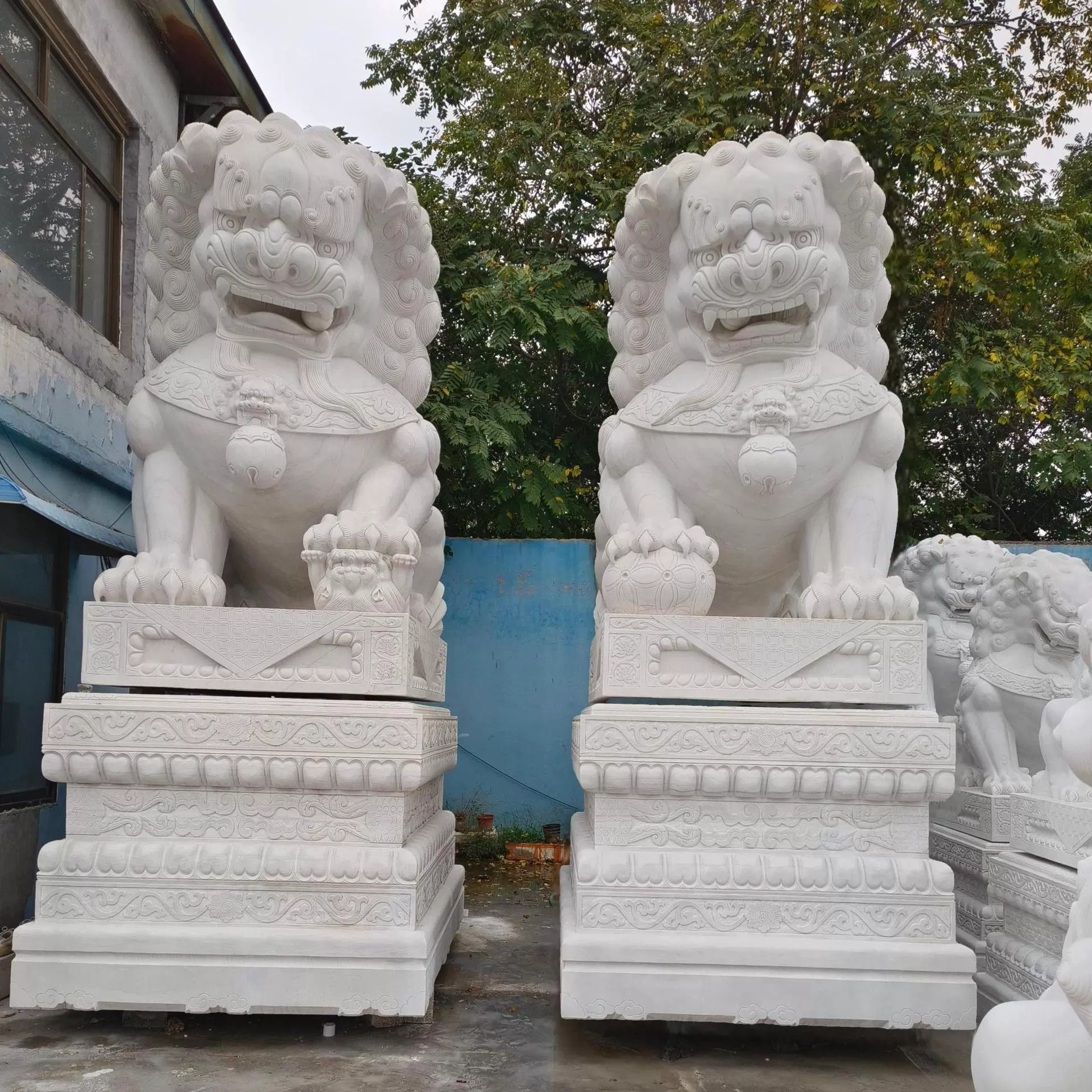 Большой фангшаньский белый нефрит в китайском храме льва
