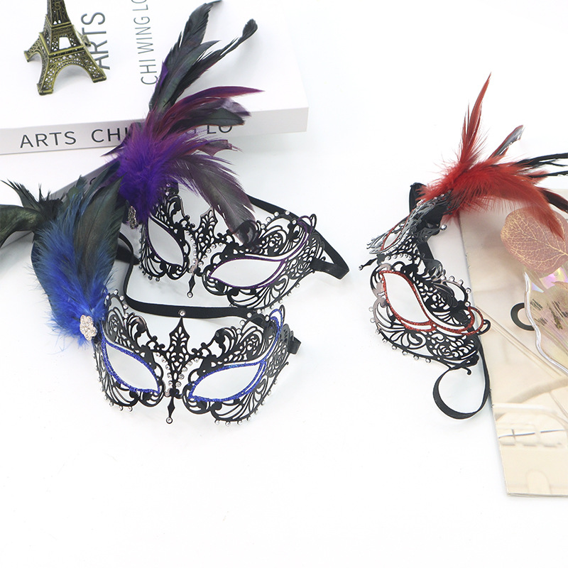 Máscara de media cara de hierro forjado Amazon, edición especial con pedrería lateral con plumas, punta puntiaguda, brillo y velcro para fiestas de alta gama para mujer.