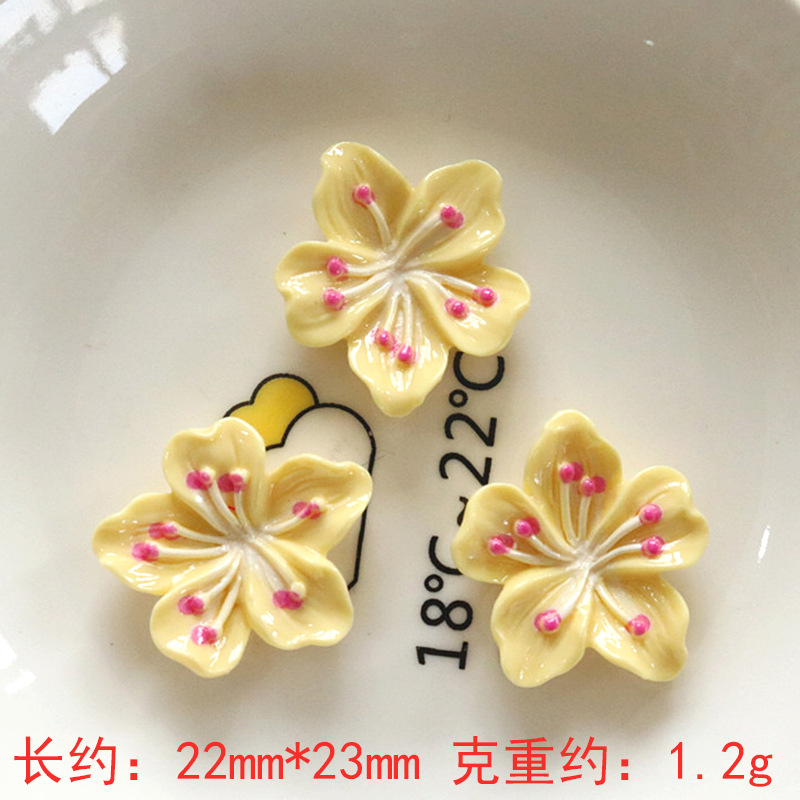 Nuevos accesorios de bricolaje de flor de durazno de resina rosa, zapatos con agujeros de pegamento de crema, fundas para teléfonos móviles, accesorios para el cabello, material de imán para refrigerador al por mayor