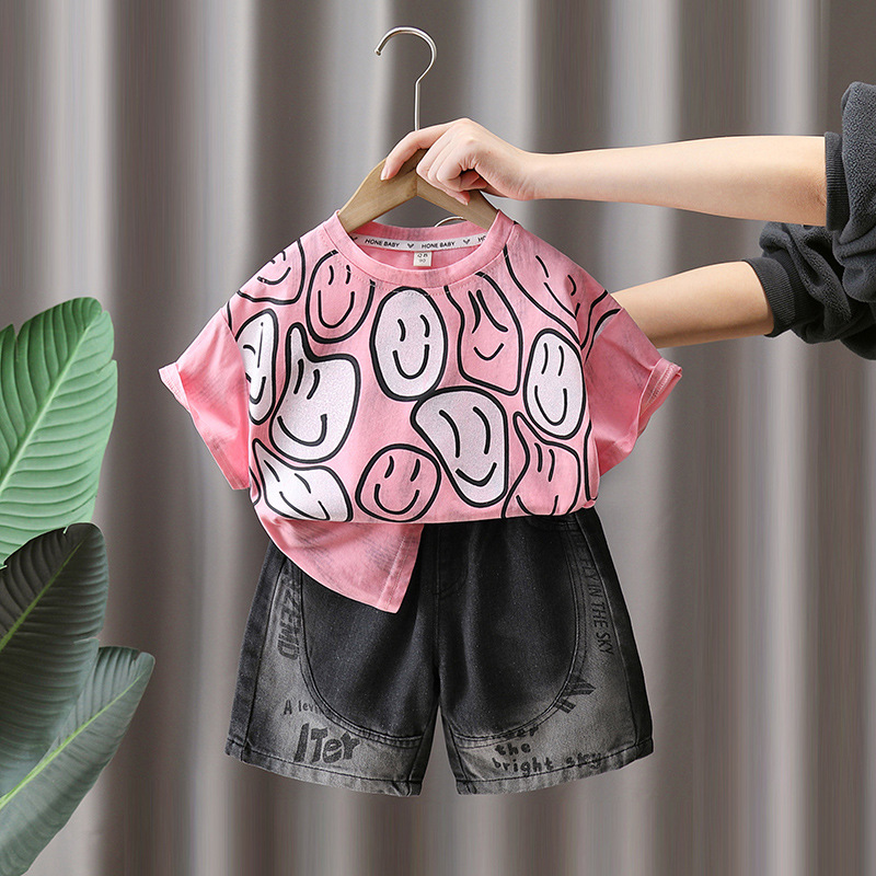 7282 Traje de camiseta sonriente para niños Traje de verano de manga corta para niños guapos y guapos 2025 nuevo traje de verano de dos piezas de la calle frita de verano