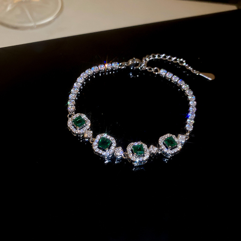 Pulsera geométrica de diamantes esmeralda de estilo palacio francés Pulsera de temperamento magnífico, exquisita luz y lujo, joyería de alta calidad para mujer