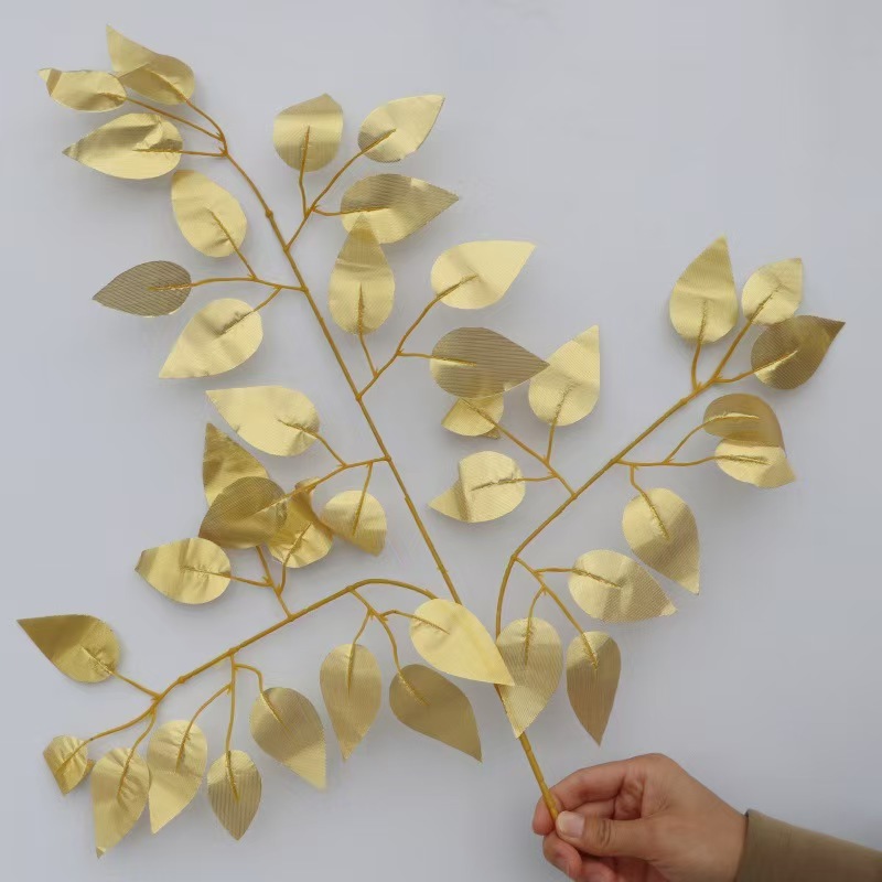 Figuière à feuilles de violon dorées