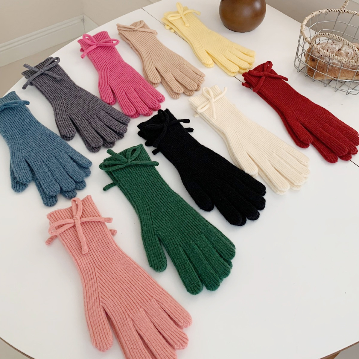 Inswind guantes de tejido de cordilla coreana de cachemira de color sólido de invierno caliente para mujeres arco de pantalla táctil guantes de dedo de moda