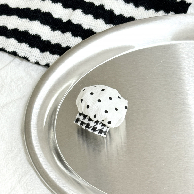 검은색 상단과 검은색 하단 요리사 모자