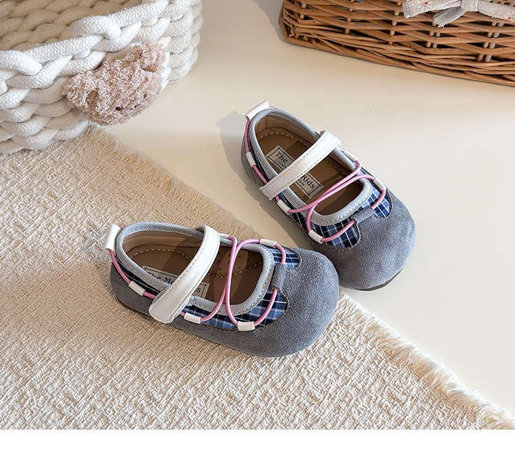 Sapatos de couro aos quadrados para menina versáteis e flexíveis_voghion.com