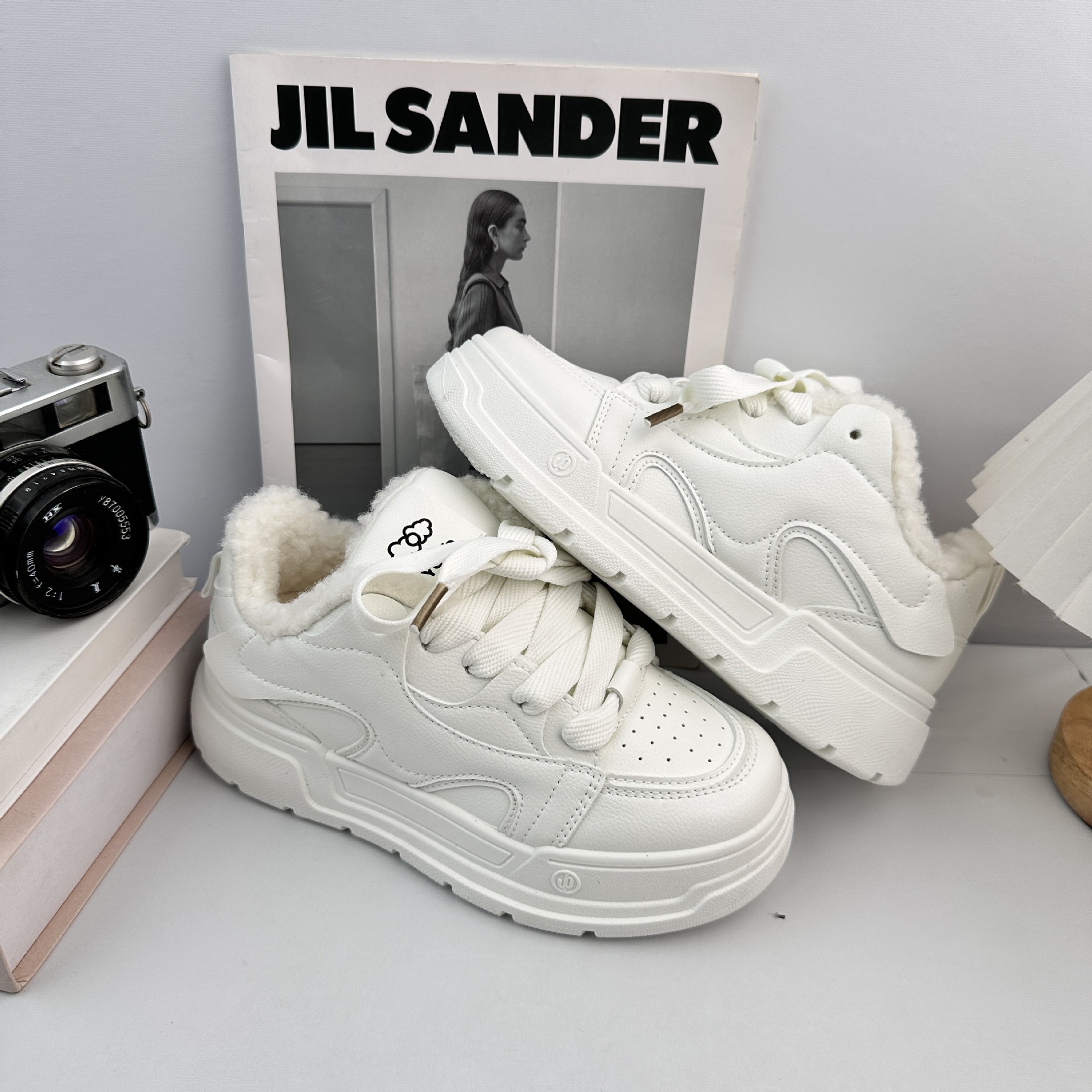 Yuanbo versátil estudiante casual zapatos blancos para mujeres 2025 nuevas zapatillas de invierno de terciopelo con suela gruesa aumentando la altura de los zapatos de patinaje